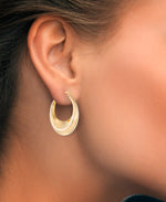 Cargar imagen en el visor de la galería, Yellow Gold_14K Gold Sculpted Graduated Hoop Earrings_I_Heart_1